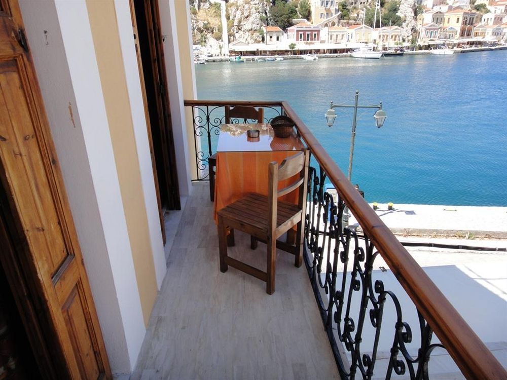 Captain'S Suites Sými Luaran gambar